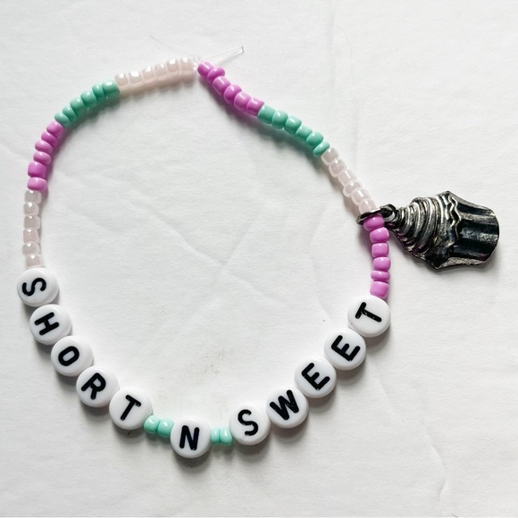 Sabrina Carpenter Short N Sweet Beaded Friendship Bracelet Pink & Green - Picture 1 of 1
